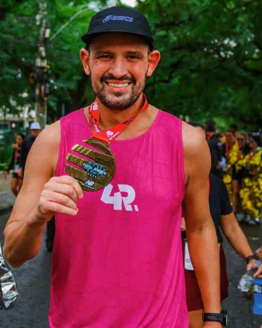 Léo Pontarolli, da 4Run, segurando uma medalha após uma prova de corrida